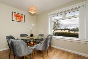 Χώρος καθιστικού στο 3 Bed House with Driveway