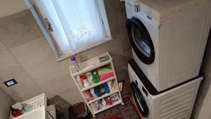 Una lavadora y secadora en una cocina junto a en Tipica villetta ligure indipendente arredata con gusto e comfort 1 camera da letto parcheggio interno zona Lerici Monti San Lorenzo, en Lerici
