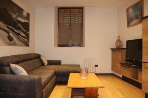 un salon avec un canapé et une table dans l'établissement apartment center Sélestat Le Melimi, à Sélestat