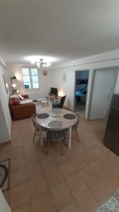 "L'Ostal Daouan" Grand appartement 8 personnes proche La Mongie et Payolle في كامبان: غرفة معيشة مع طاولة وأريكة