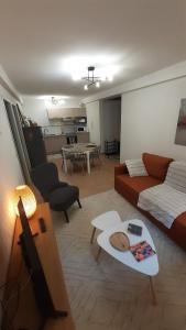 "L'Ostal Daouan" Grand appartement 8 personnes proche La Mongie et Payolle في كامبان: غرفة معيشة مع أريكة وطاولة