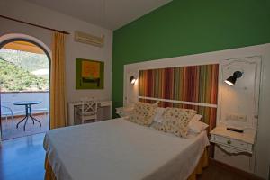 a bedroom with a bed with a green wall at Posada Real Quinta de la Concepción in Hinojosa de Duero +91 photos