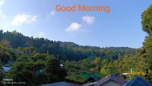 Una buena foto matutina de una montaña con árboles en Tamang Valley Homestay, en Kalimpong