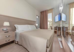 TV a/nebo společenská místnost v ubytování Hotel Kursaal - FRONTE MARE CON PISCINA