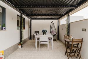 a dining room with a table and chairs at Casa de Férias Apúlia in Apúlia