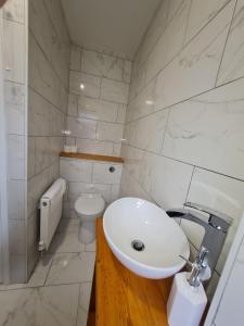 ein weißes Badezimmer mit Waschbecken und Toilette in der Unterkunft SleepyStays 3 Bedroom Modern & Central Location in Merthyr Tydfil + 20 Fotos