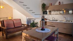 een keuken en woonkamer met een tafel en stoelen bij Villa Tresino Appartamenti in Castellabate
