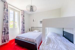 a bedroom with a bed and a window at Moun Oustau in Avignon