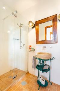 un baño con lavabo y ducha en Green Dunes House, en Arcozelo