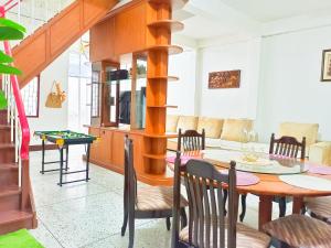 Χώρος καθιστικού στο Entire House for 16 people - Walking Distance from BTS Onnut
