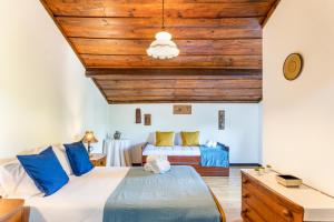una camera da letto con due letti e soffitto in legno di Bungalow Chalé da Caniçada a Rio Caldo