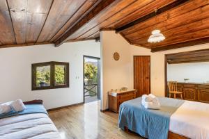 a bedroom with a bed and a desk in a room at Bungalow Chalé da Caniçada in Rio Caldo