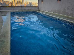 Bazén v ubytování Hotel Nontue Abasto Buenos Aires nebo v jeho okolí