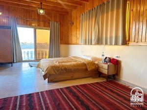 Letto o letti in una camera di Bedouin Hostel- دار البدوي