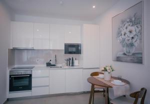 Η κουζίνα ή μικρή κουζίνα στο Modern Luxury Apartment in Nova by Devtraco- prime location and convenient 15mins from the airport