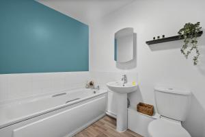 Koupelna v ubytování The Pinnacle by Cotels - CENTRAL LOCATION, PARKING, FIBRE WIFI, SMART TV, FULLY EQUIPPED KITCHEN + 22 fotografií