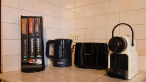 eine Küchentheke mit Kaffeemaschine und Toaster in der Unterkunft TUSCAN HOUSE WITH GARDEN - with Wi-Fi, Free Parking in Montecatini Terme