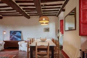 Un comedor con una mesa y una lámpara de araña. en Casale Toscano a Lucca, en Lucca