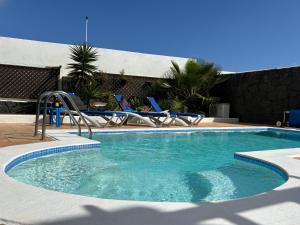 basen z leżakami i basenem w obiekcie Villa Adel 56, private heated pool, parking w mieście Playa Blanca