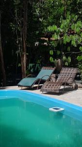 A piscina localizada em Chalés Guigó-Cumuruxatiba, sossego e privacidade ou nos arredores