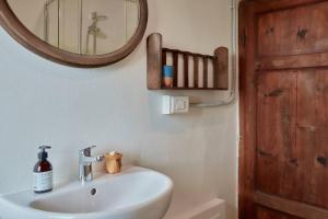 un baño con lavabo y espejo en Casale Toscano a Lucca, en Lucca 46 fotos más