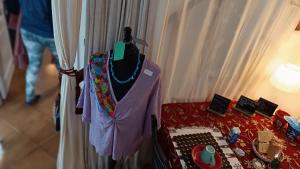 een kaptafel met een shirt op een mannequin bij La Graziosa in Villa wifi parcheggio gratuito self check-in zona Lerici Guercio in Lerici