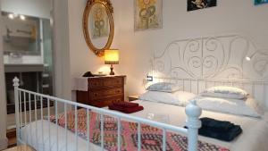 een slaapkamer met een wit bed en een spiegel bij La Graziosa in Villa wifi parcheggio gratuito self check-in zona Lerici Guercio in Lerici +70 foto's