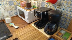 een koffiezetapparaat op een aanrecht in een keuken bij La Graziosa in Villa wifi parcheggio gratuito self check-in zona Lerici Guercio in Lerici