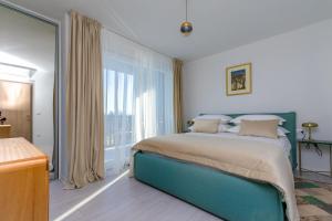 Katil atau katil-katil dalam bilik di Modern Casa di Lucija with heated pool, near Airport, own parking