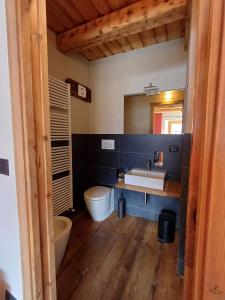 Koupelna v ubytování Rifugio di çhiappera