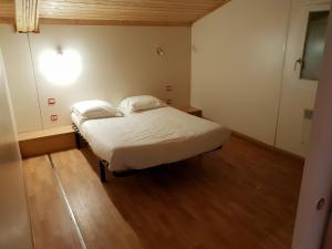 Ένα ή περισσότερα κρεβάτια σε δωμάτιο στο Les Chalets du Lac Amnéville Les Thermes Galaxie