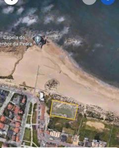 una vista aérea de la playa en Green Dunes House, en Arcozelo