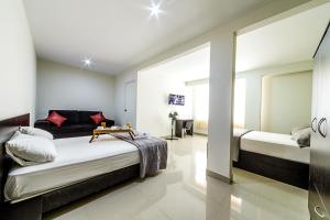 1 dormitorio con 2 camas y mesa. en Villa Santa en Chiclayo