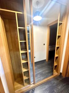Habitación con estanterías de madera y puerta de cristal en Apartamento El Sol, en Cervera de Pisuerga