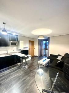 una sala de estar con un sofá y una mesa en Apartamento El Sol, en Cervera de Pisuerga