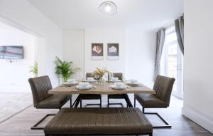 Un comedor con mesa y sillas de madera. en 3 Bed House, Free Parking, Garden, en Ince-in-Makerfield