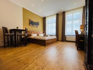 a bedroom with a bed and a desk in a room at Apartment Central Leipzig-Zoo in Leipzig