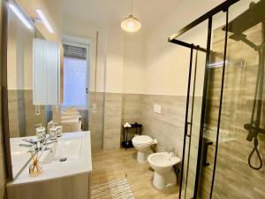 a bathroom with a sink and a toilet and a shower at a pochi passi dalla Metro A e dal Vaticano - NUMA HOUSE in Rome +23 photos