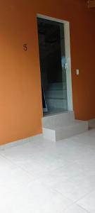 un ingresso a un edificio con porta aperta di Suíte master vila geovana a Pirenópolis Altre 2 foto