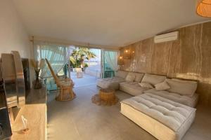 una sala de estar con un sofá y una mesa en Beautiful house with terrace sea front - Cannes, en Cannes