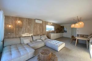 una sala de estar con un sofá y una mesa en Beautiful house with terrace sea front - Cannes, en Cannes