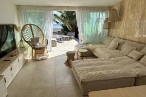 Una sala de estar con un sofá y un televisor. en Beautiful house with terrace sea front - Cannes, en Cannes