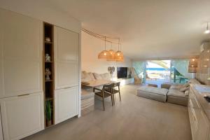 Una cocina y una sala de estar con un sofá y una mesa. en Beautiful house with terrace sea front - Cannes, en Cannes 20 fotos más