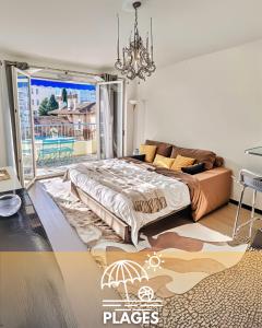 Un pat sau paturi într-o cameră la FRGK "Wilson Palace" AC WIFI FIBRE Terrasse 5min des Plages