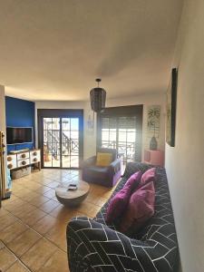 a living room with a couch and a tv at Casalegre in Cotillo