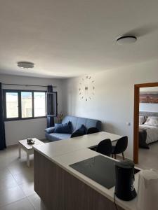 un soggiorno con un divano e un orologio a parete di Casa Lucia 2 a Cotillo