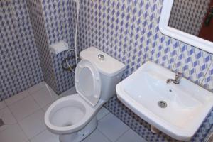 un bagno con un water e un lavandino di Clayton's place a Bujumbura International Airport