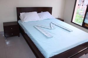 un letto con un paio di pinze sopra di Clayton's place a Bujumbura International Airport
