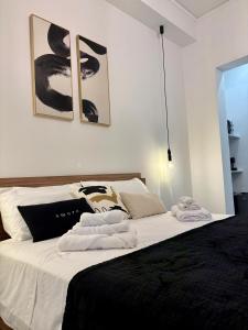 una camera da letto con un letto con due asciugamani sopra di Renda36 a Carini
