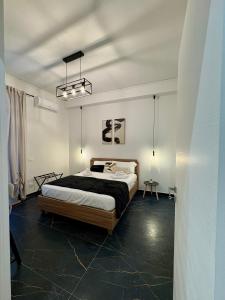 una camera da letto con un letto grande in una stanza di Renda36 a Carini